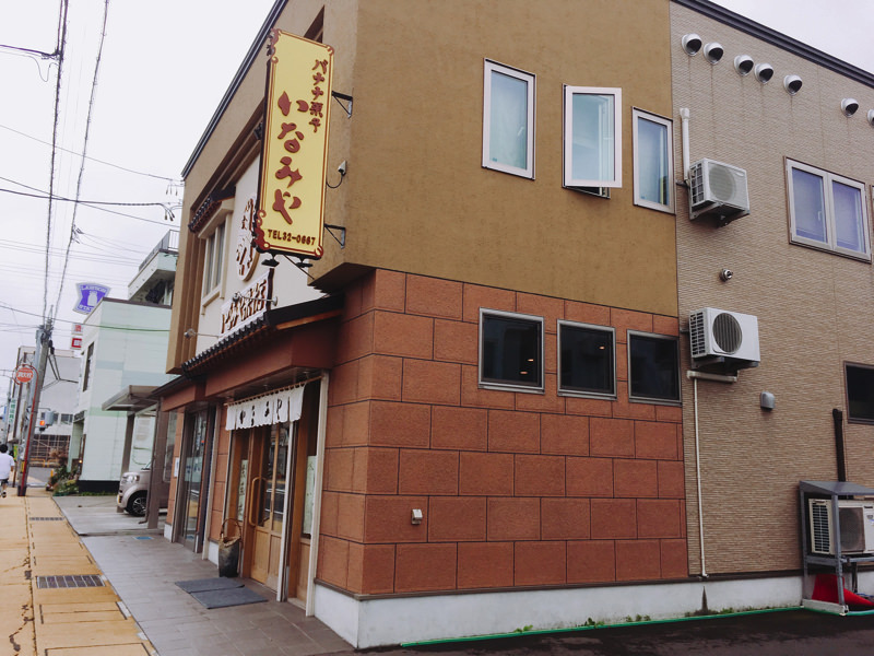 黄色い看板が目印。青森県弘前市いなみや菓子店のお菓子いろいろ